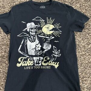 simple graphic tee for both men and women